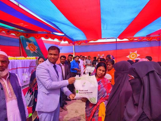 পটুয়াখালীর মহিপুরে অসহায় ও দরিদ্র পরিবারের শিশুদের মাঝে খাদ্য ও প্রয়োজনীয় পণ্য সহায়তা প্রদান করা হয়েছে। 
