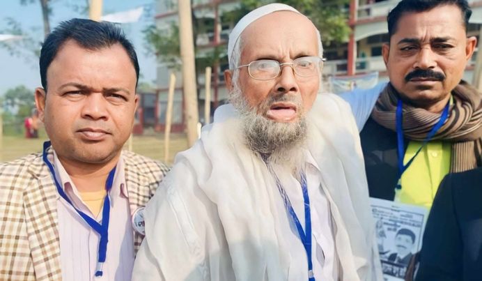 আসন্ন দ্বাদশ জাতীয় সংসদ নির্বাচনে ভোট দিয়ে আনন্দ প্রকাশ করলেন ১০১ বছরের হাজী রিয়াজ উদ্দীন।