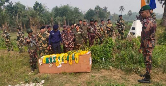যশোরের শার্শা উপজেলার শিকারপুর সীমান্ত দিয়ে বিজিবির সৈনিক রইস উদ্দিনের মরদেহ হস্তান্তর করেছে ভারতীয় সীমান্তরক্ষী বাহিনী বিএসএফ।