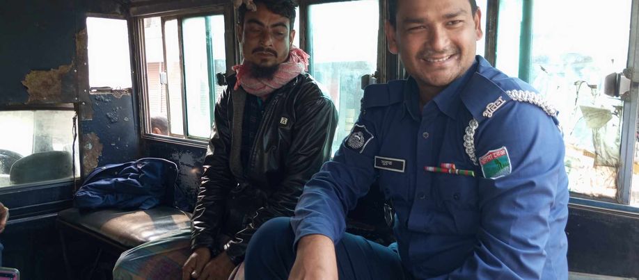 গোপন সংবাদের ভিত্তিতে মাদক সেবনকারী গ্রেফতার। 