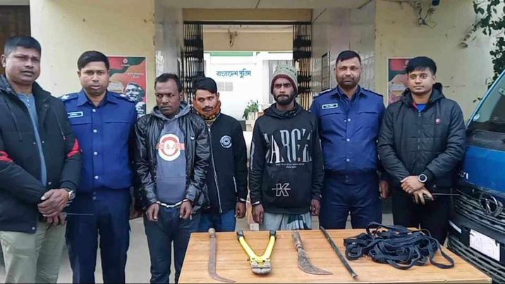 ভালুকায় দেশীয় অস্ত্র ও পিকআপ সহ ৩ ডাকাত আটক