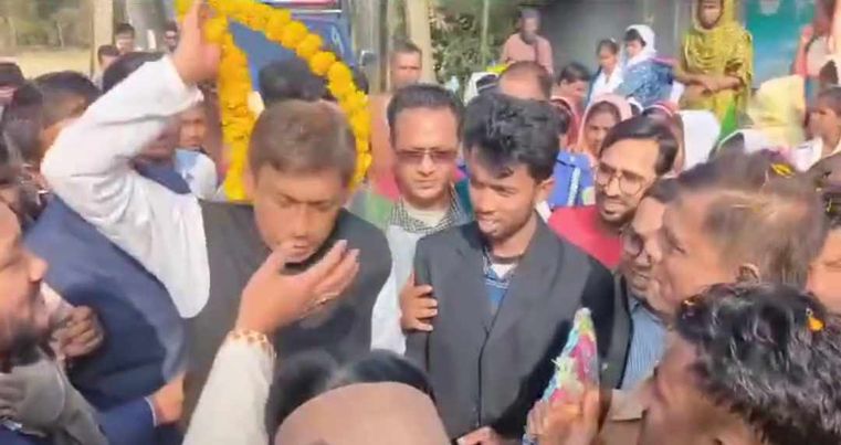 প্রধান শিক্ষকের মালা ছুড়ে ফেলে প্রসংসায় ভাসছেন সংসদ। 