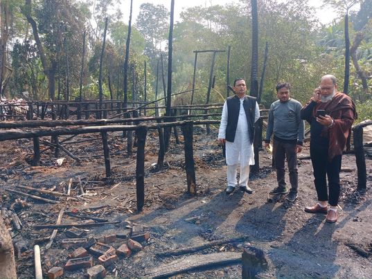 পোল্ট্রি ফার্মে আগুন, পুড়লো ১২শ মুরগি