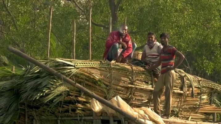 গোলপাতা আহরণের জন্য সুন্দরবনের উদ্দেশ্যে যাত্রা শুরু করেছেন বনজীবিরা, লক্ষ্যমাত্রা ৭ হাজার ৫০ মেট্রিক টন' 
