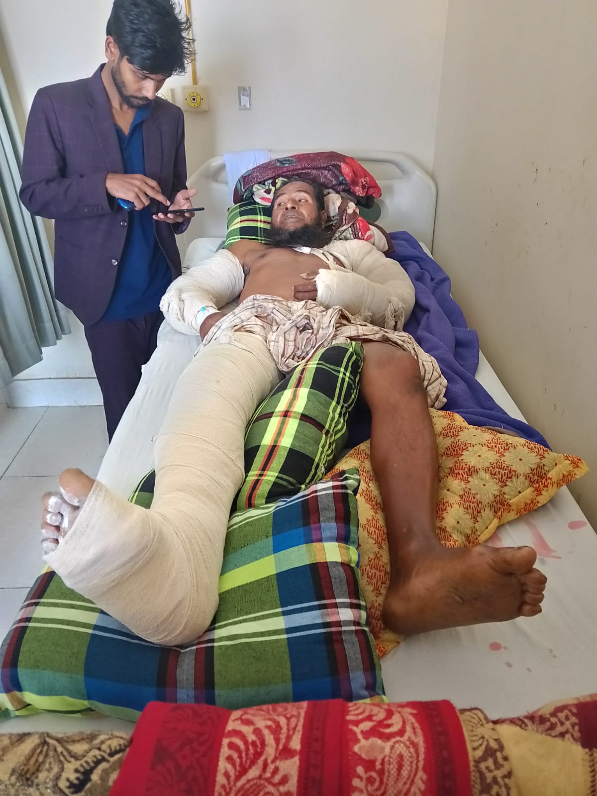 ইটনায় উপজেলা সদর ইউনিয়নের পশ্চিম গ্রাম কুমারহাটি ২ নং ওয়ার্ডের বিএনপির নেতা সন্ত্রাসী  ইসলাম মিয়ার হুকুমে হানাদারের দল হামলা চালিয়ে ইটনা নুরপুর সরকারি প্রাথমিক বিদ্যালয়ের  সাবেক প্রধান শিক্ষক ইসমাইল মাষ্টারের উপর হামলা চালায় খুন করার  উদ্দেশে কুপিয়ে