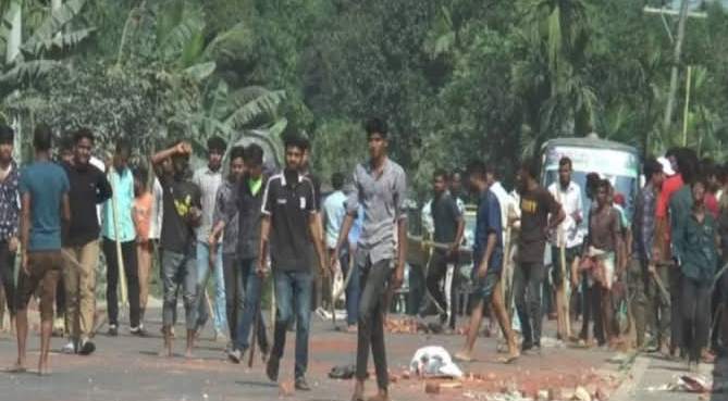 টাঙ্গাইল কালিহাতি মাইকে ঘোষণা দিয়ে দুই গ্রামের সংঘর্ষ