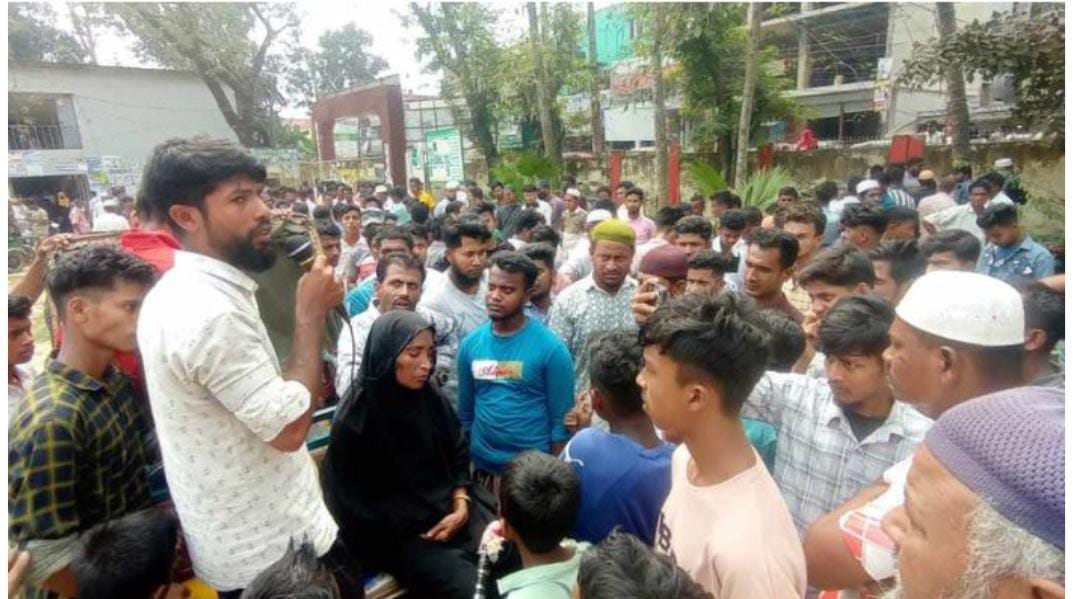 বাঁশখালীতে অটোরিকশা চালক হত্যার প্রতিবাদে শ্রমিকদের বিক্ষোভ।