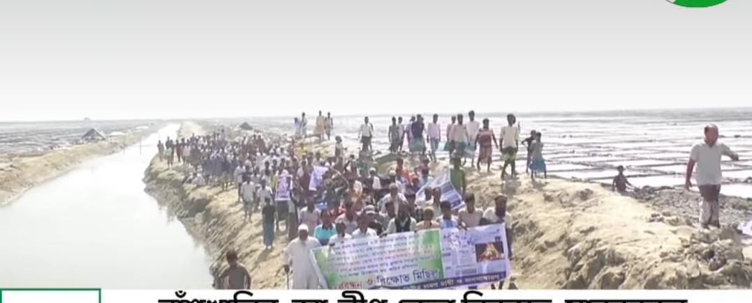 বাঁশখালীতে লবণ চাষিদের সর্বনাশ: ৩০০ মণ লবণ লুট, ৬০ একর মাঠের পলিথিন নষ্ট