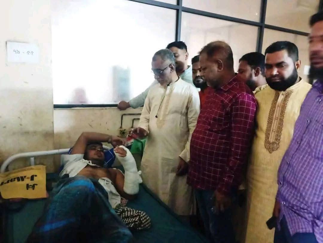 সন্ত্রাসী হামলায় আহত শ্রমিকদের পাশে শ্রমিক দল নেতৃবৃন্দ :