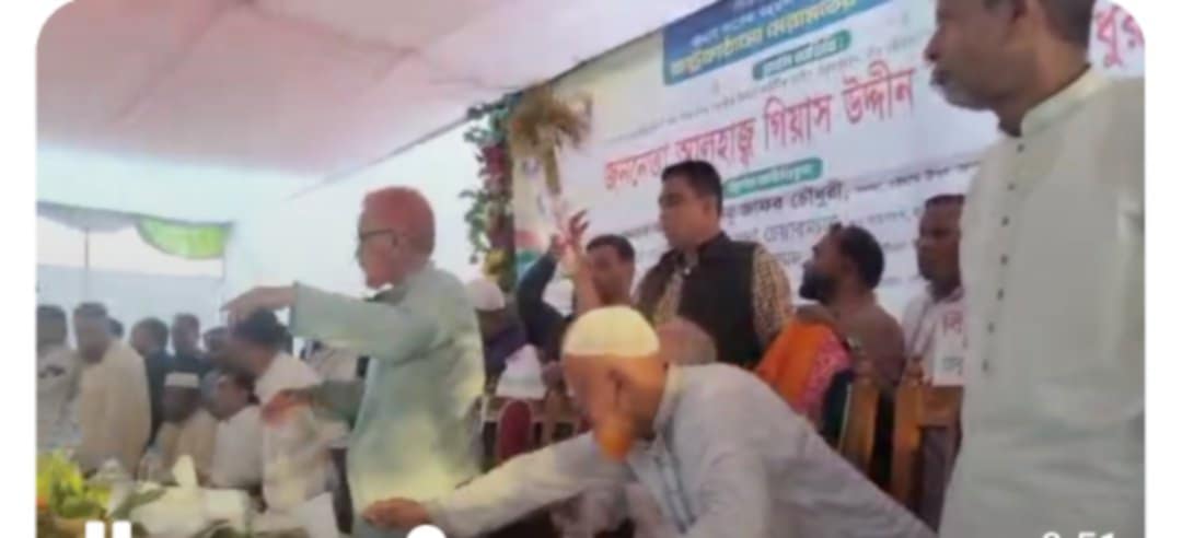 ১৭ বছর পর ঈদে ফিরে গিয়াস উদ্দিন কাদের চৌধুরী: কবর জিয়ারত করতে পারিনি—আজ যেন নতুন জীবন পেলাম”