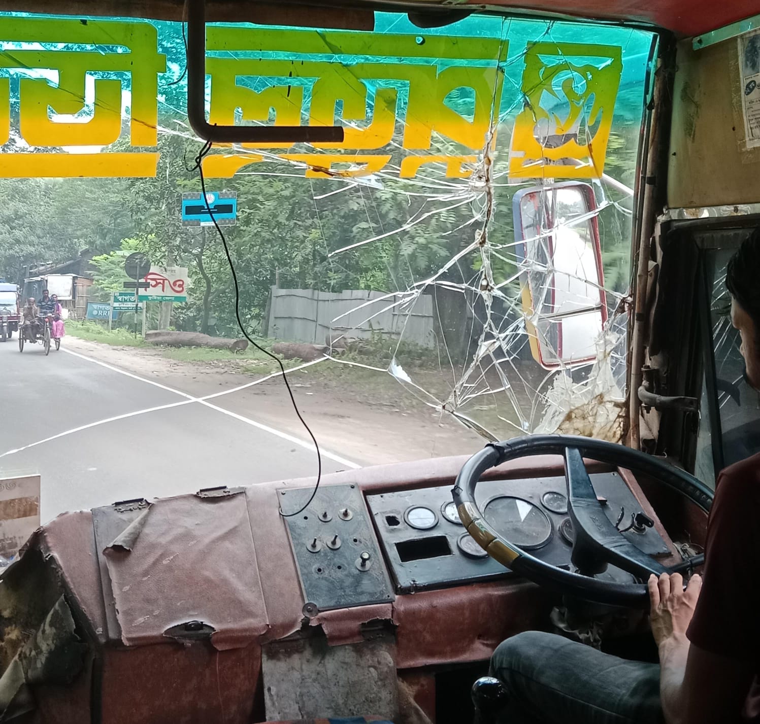 ভাঙা বাসে জীবনের ঝুঁকি নিয়ে শৈলকূপার শিক্ষার্থীদের যাতায়াত, বারবার অভিযোগেও নেই সমাধান