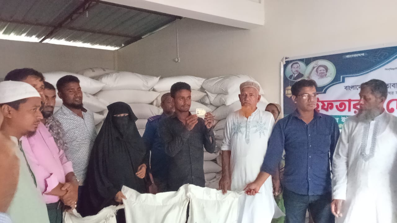 ভোলা জেলার দৌলতখান  উপজেলার হাজীপুর ইউনিয়নে অসহায় ও দরিদ্র জেলেদের মাঝে চাউল বিতরণ