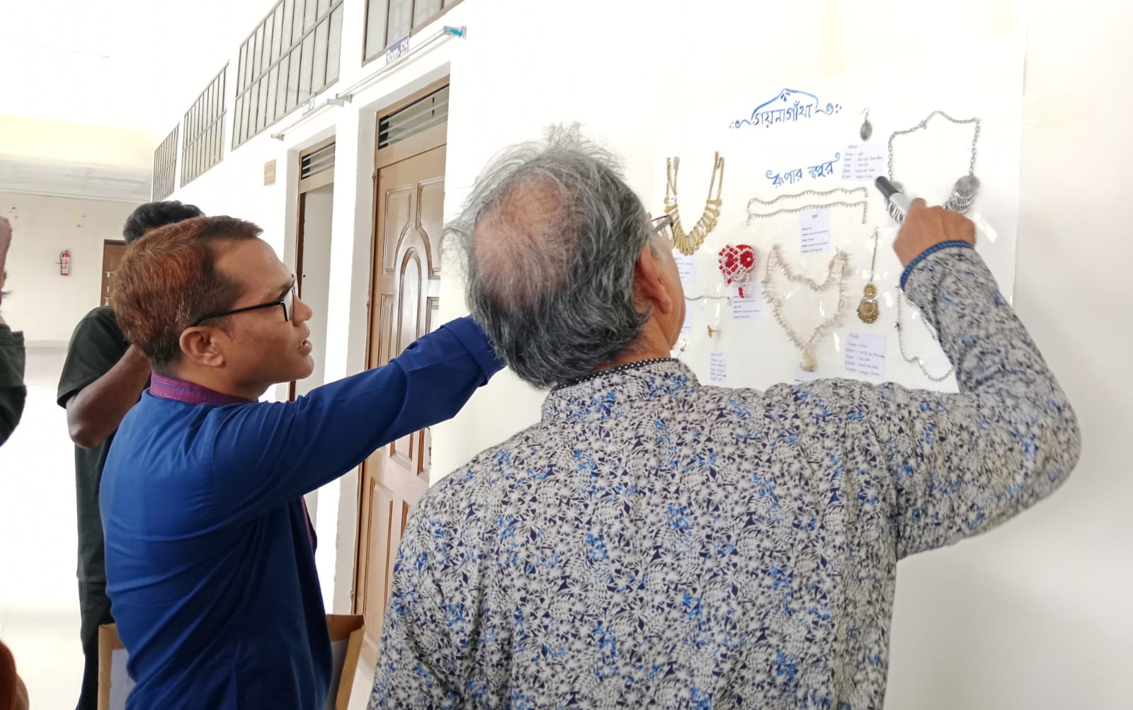 ইসলামী বিশ্ববিদ্যালয়ে ফোকলোর স্টাডিজ বিভাগের শিক্ষার্থী কর্তৃক বাংলার গ্রামীণ জীবনে ব্যবহৃত লোক অলংকারের প্রদর্শনী চলছে। 