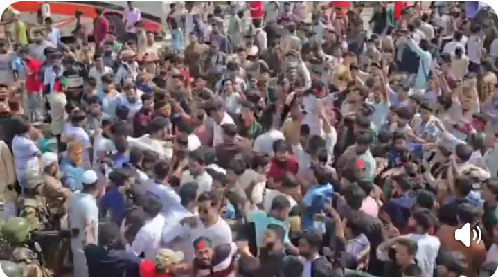 অনড় ছাত্ররা: ডিআইজির সঙ্গে সরাসরি কথা না বলা পর্যন্ত আন্দোলন চলবে  ডিআইজি অফিস ঘেরাও —