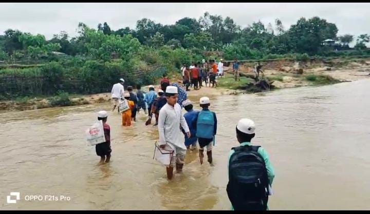 সেতু না থাকায় সীমাহীন দুর্ভোগ