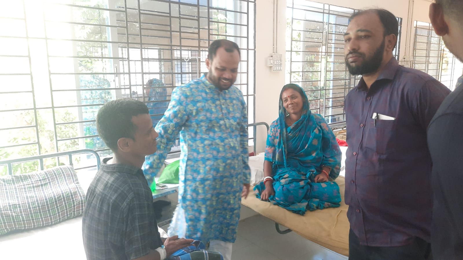 বাঘাইছড়ি সদর হাসপাতালে  রোগীদের স্বাস্থের খোজ খরব  নেন জেলা জামাতের শুরা সদস্য এড রহমত উল্লাহ।