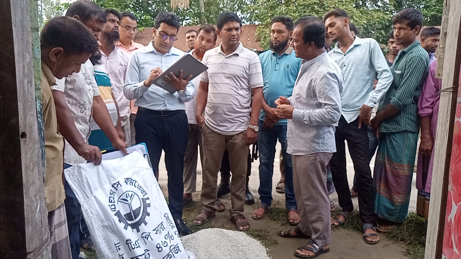 ভূরুঙ্গামারীতে ভেজাল সার বিক্রি ও অবৈধ মজুদ: মোবাইল কোর্টে দুই লাখ টাকা জরিমানা ও সিলগালা
