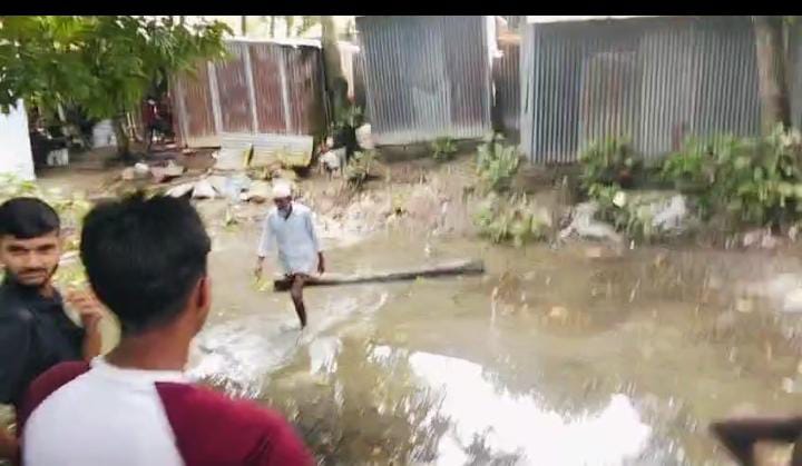 সিরাজগঞ্জে টিন বদলানোকে কেন্দ্র করে একই পরিবারের উপর হামলা