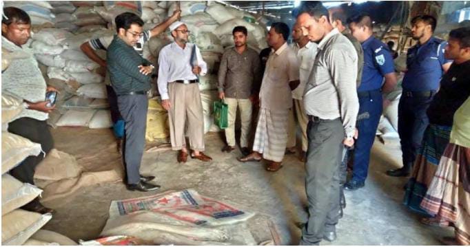 ভূরুঙ্গামারীতে পলিথিন মোড়ক ব্যবহার করায় দুই প্রতিষ্ঠানকে জরিমানা