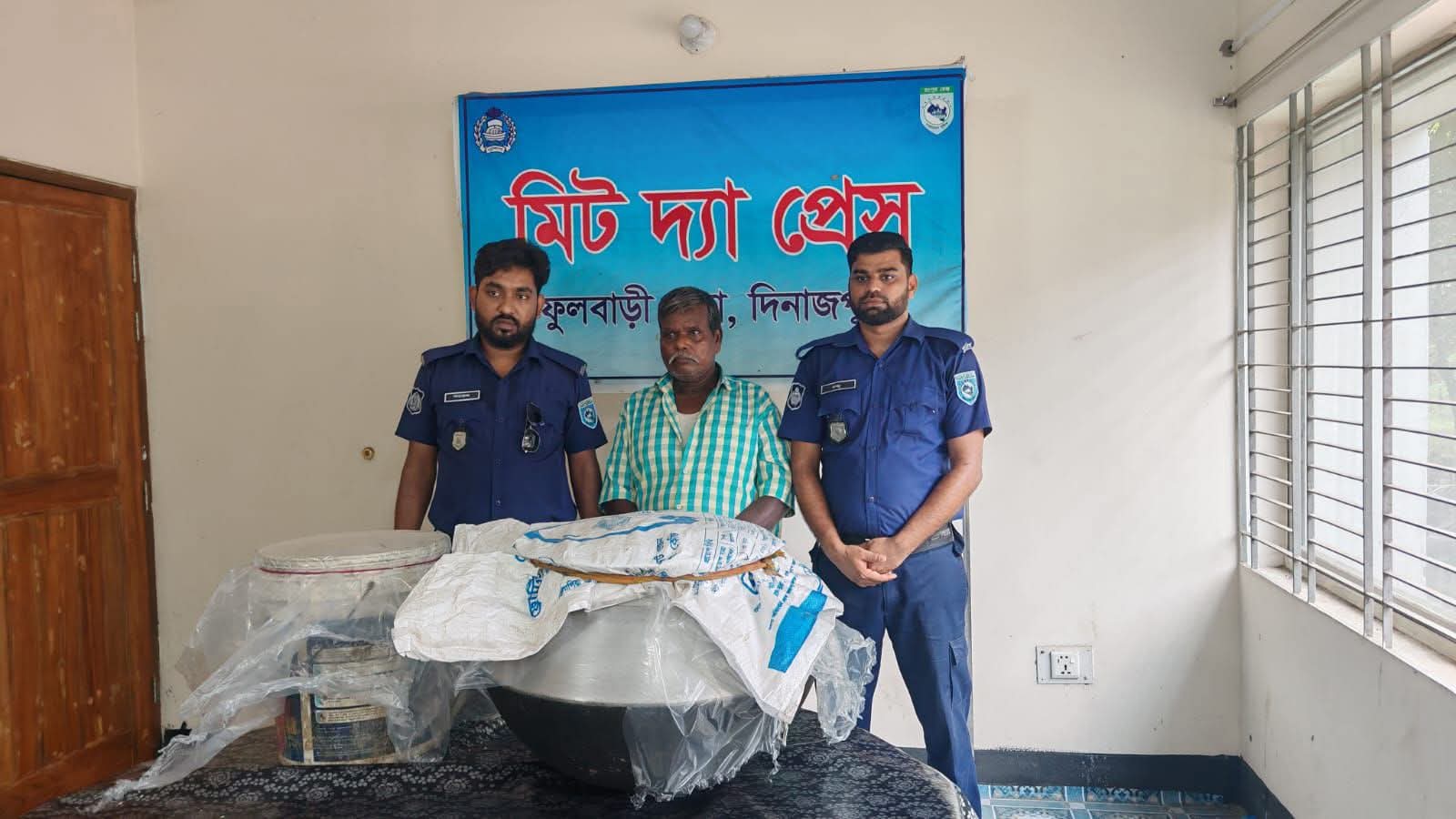 ফুলবাড়িতে পুলিশের বিশেষ অভিযানে ১০০ লিটার মদসহ আটক ১
