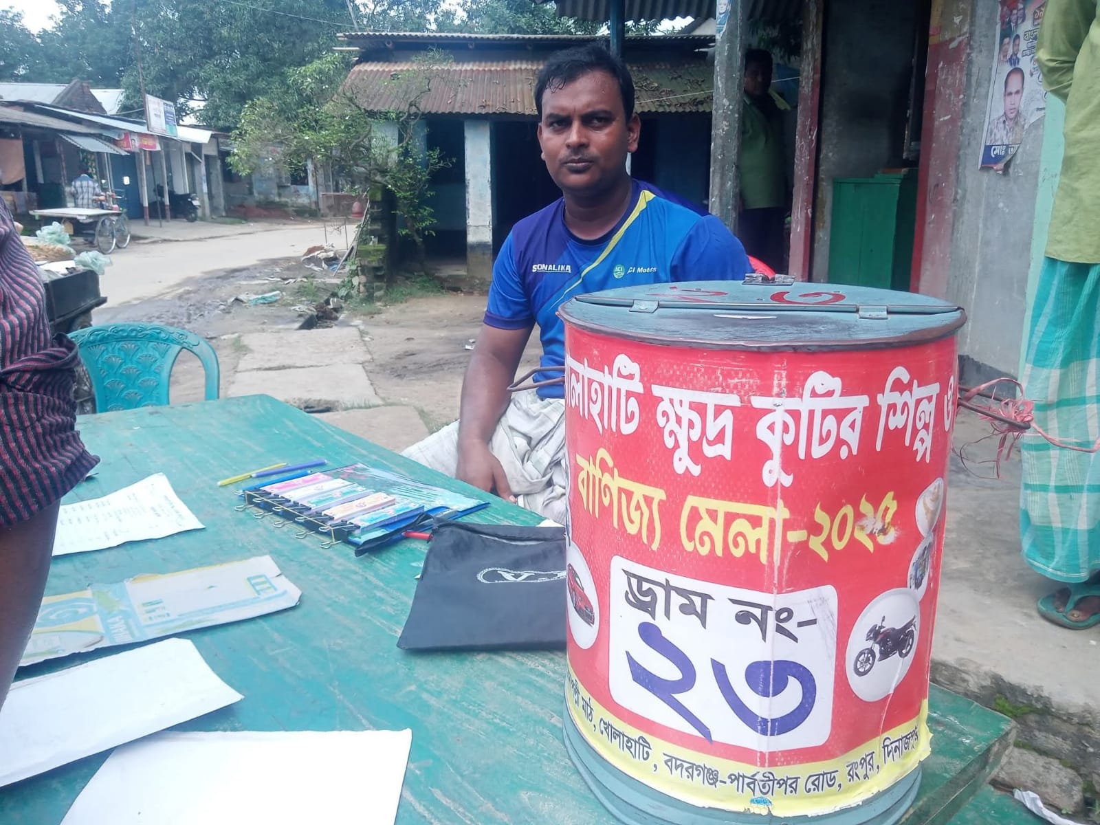 প্রশাসনকে বৃদ্ধাঙ্গুলি দেখিয়ে পার্বতীপুরে অবৈধ লটারির টিকিট বিক্রি ।দিনাজপুর প্রতিনিধি