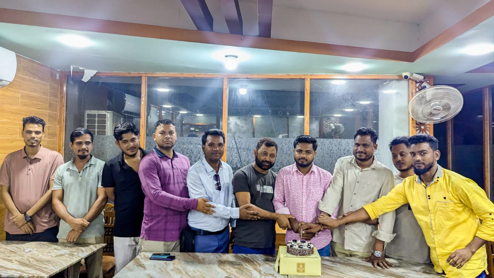 সড়ক পরিবহন শ্রমিক দল নেতা মামুনুর রশীদ মাহিন'র কেক কেটে  জন্মদিন পালন