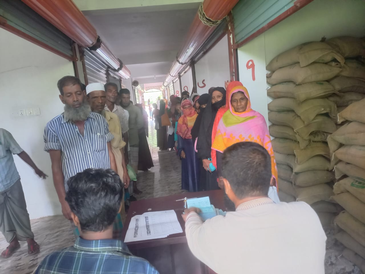 ৩ নং স্বনির্ভর ইউনিয়নে ন্যায্য মূল্যে চাউল বিতরণ — সুশৃঙ্খল ব্যবস্থাপনায় যুবদল ও স্বেচ্ছাসেবক দল
