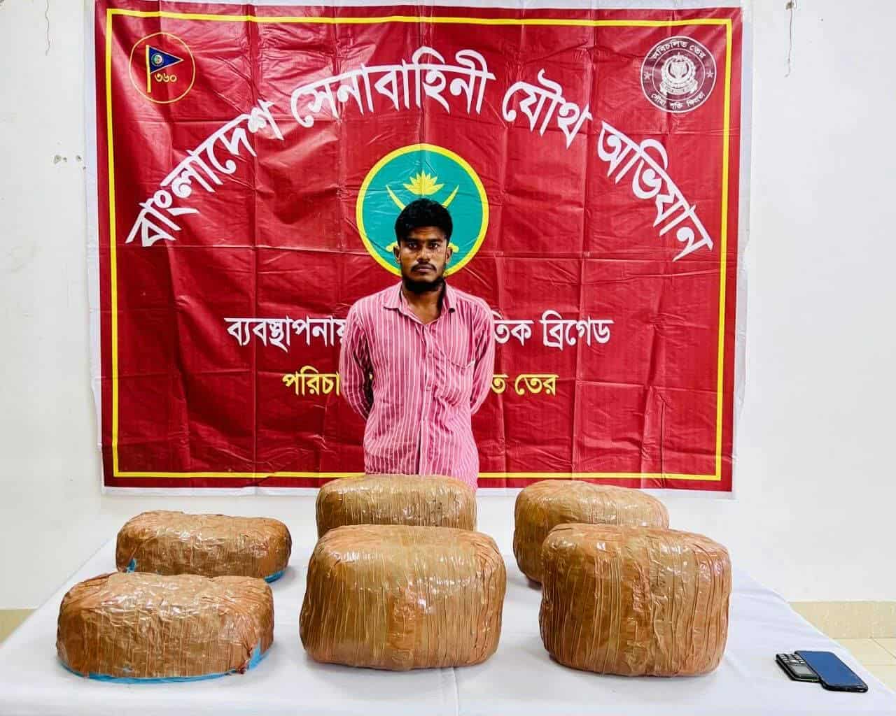 সেনাবাহিনীর অভিযানে  মাদক ব্যবসায়ী আটক,,, 