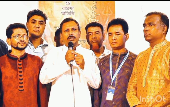 চট্টগ্রামে শারদীয় দুর্গোৎসবে বিএনপি নেতা হেলাল চৌধুরীর পানি বিতরণ ও শুভেচ্ছা বিনিময়