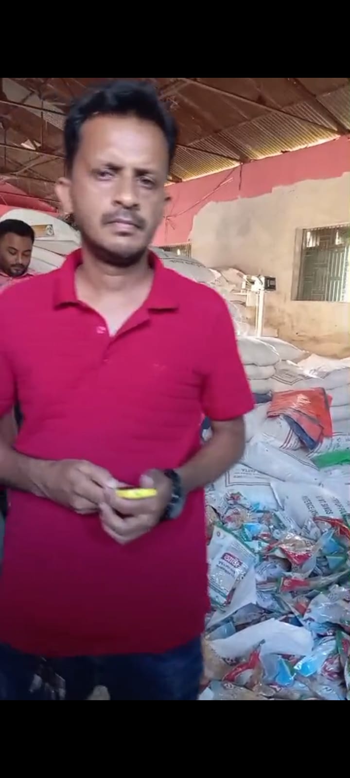 চট্টগ্রামে গরিবের টিসিবির চাল দোকানে বিক্রির সময় হাতেনাতে ধরা স্বেচ্ছাসেবক দল নেতা