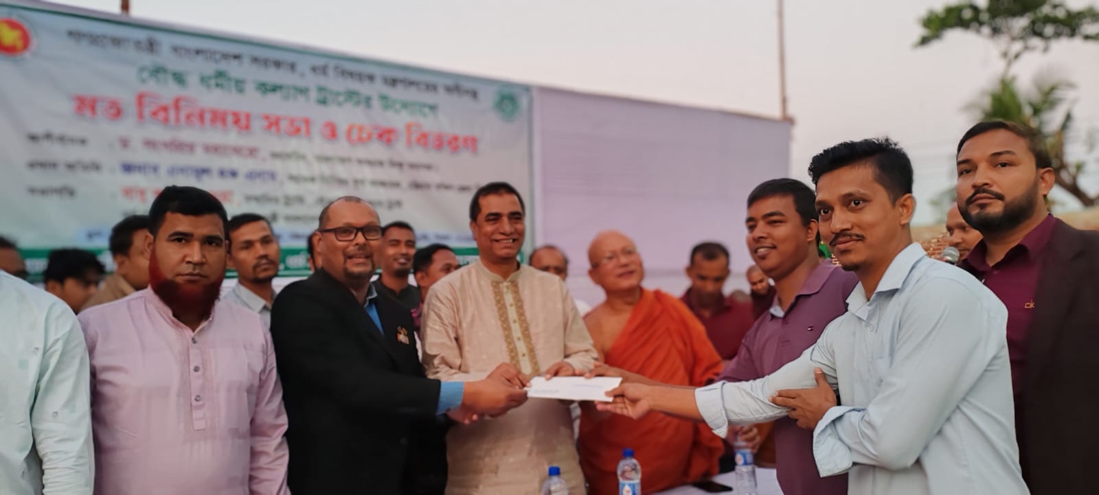 পটিয়ায় বৌদ্ধ ধর্মীয় কল্যাণ ট্রাস্টের মতবিনিময় ও চেক বিতরণ অনুষ্ঠিত