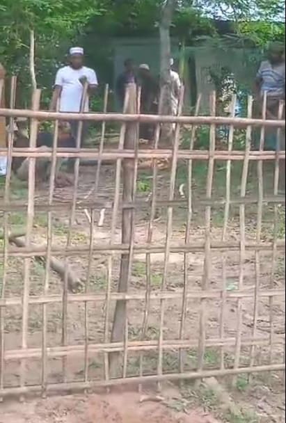 টেন্ডারবিহীন ৭ লাখ টাকার সরকারি গাছ লুটের নিউজ করায় সাংবাদিকের ঘর দখল: প্রিন্স দখল বুঝায় দিলো আউয়াল মাস্টারকে, মহিলা দিয়ে পাহারা*