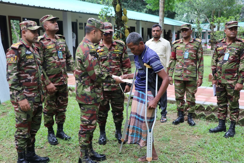 দীঘিনালায় সেনাবাহিনীর মানবিক সহায়তা: মাদ্রাসা, এতিমখানা ও অসহায় পরিবারের পাশে দীঘিনালা জোন