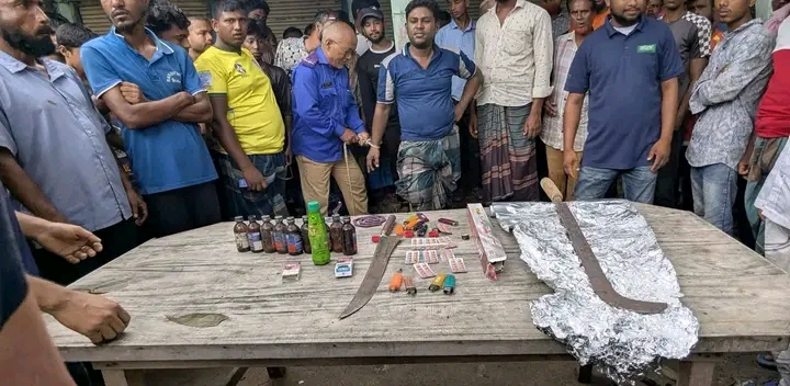 বীরগঞ্জে জনতার সহায়তায় ফেন্সিডিল, ইয়াবা ও দেশীয় অস্ত্রসহ আটক ১