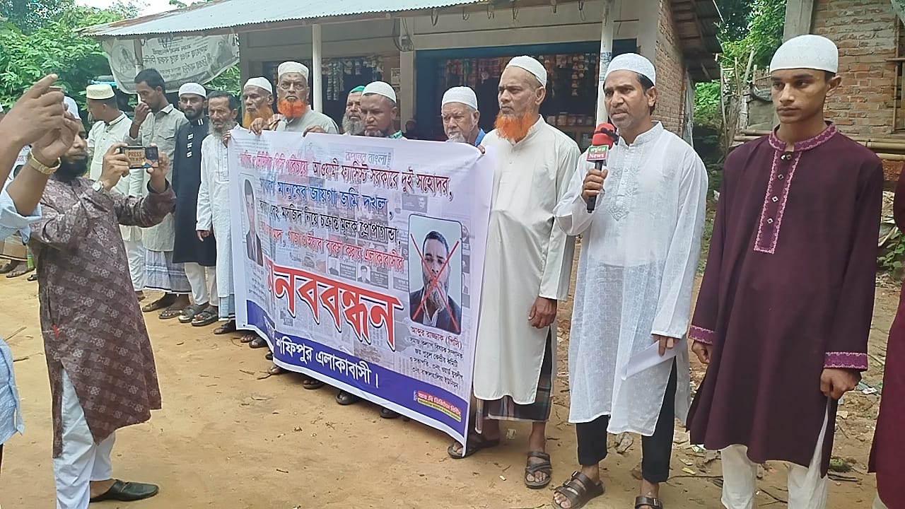 দুর্নীতির নিউজ প্রকাশের পর সাংবাদিকের ঘর-জমি দখল, মারধর, এবার ছবি দিয়ে মানবন্ধন প্রশাসনের হস্তক্ষেপ কামনা