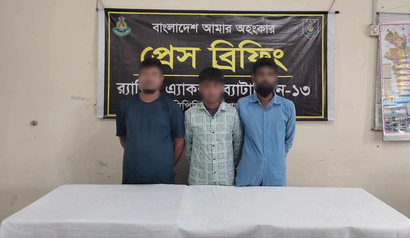 গোয়ালঘর থেকে ৫৬ কেজি গাঁজা উদ্ধার, বীরগঞ্জে র‌্যাবের অভিযানে গ্রেফতার ৩
