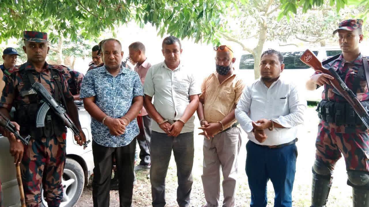 চিরিরবন্দরে র‌্যাব-বিজিবির যৌথ অভিযান: ৩৮ কোটি ৫৭ লাখ টাকার সাপের বিষ উদ্ধার, আটক ৪