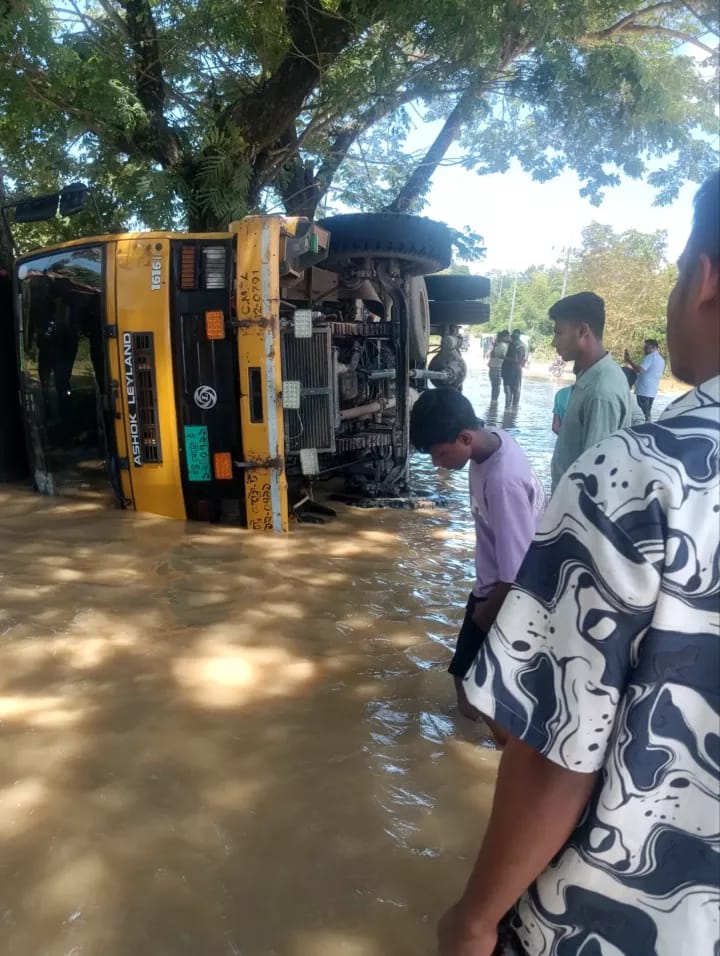 খাগড়াছড়ির দীঘিনালায় প্রবল বর্ষণে সড়কে বিপর্যয় দুই গাড়ি দুর্ঘটনাকবলিত, বন্ধ রয়েছে যান চলাচল—দুর্ভোগে যাত্রীরা