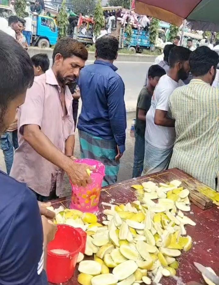 পবিত্র ঈদে মিলাদুন্নবী (সা.) উপলক্ষে চট্টগ্রামে সাংবাদিক সাথী বেগমের উদ্যোগে দিনব্যাপী শরবত, পানি ও খাবার বিতরণ