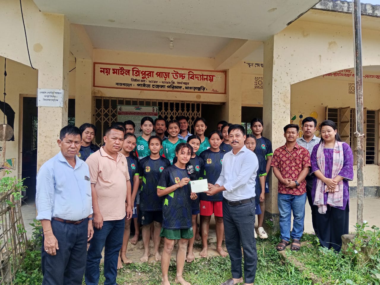দীঘিনালা জোনের উদ্যোগে ত্রিপুরা পাড়া উচ্চ বিদ্যালয়ের চ্যাম্পিয়ন মহিলা কাবাডি দলকে আর্থিক সহায়তা ও সংবর্ধনা